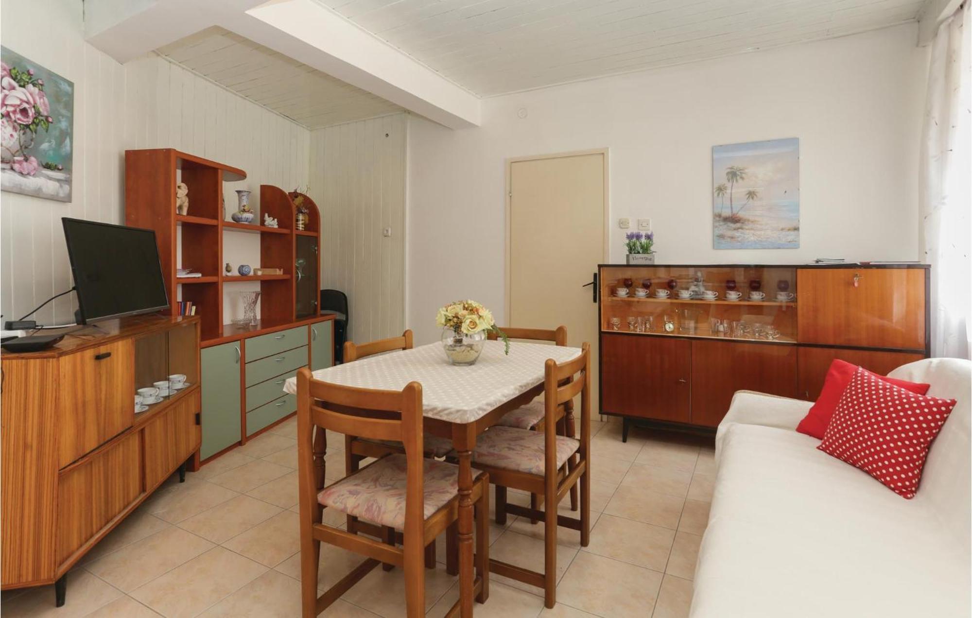 2 Bedroom Stunning Apartment In Kastel Kambelovac Kaštela Zewnętrze zdjęcie