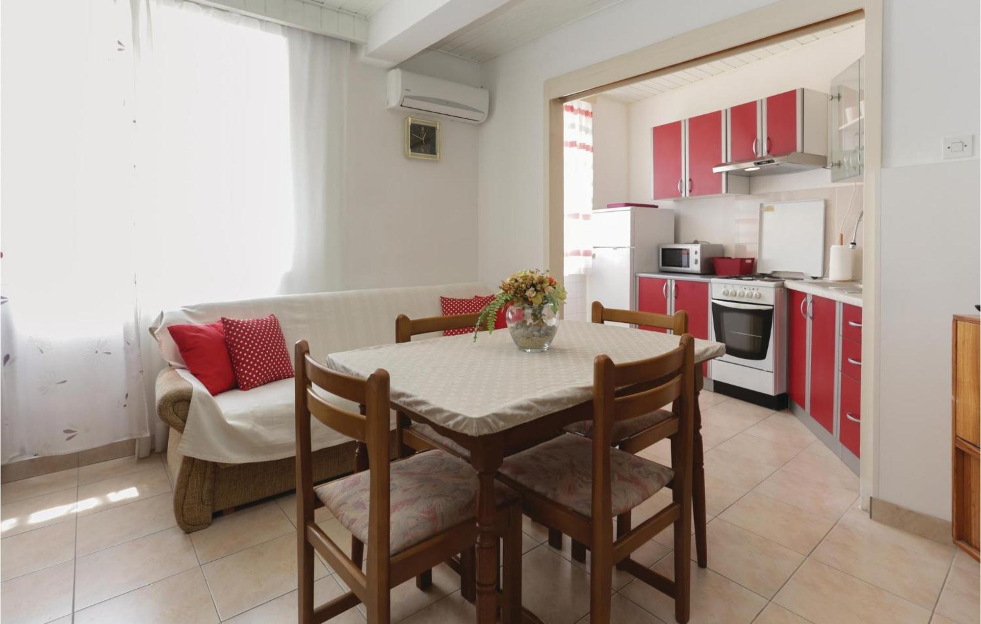 2 Bedroom Stunning Apartment In Kastel Kambelovac Kaštela Zewnętrze zdjęcie