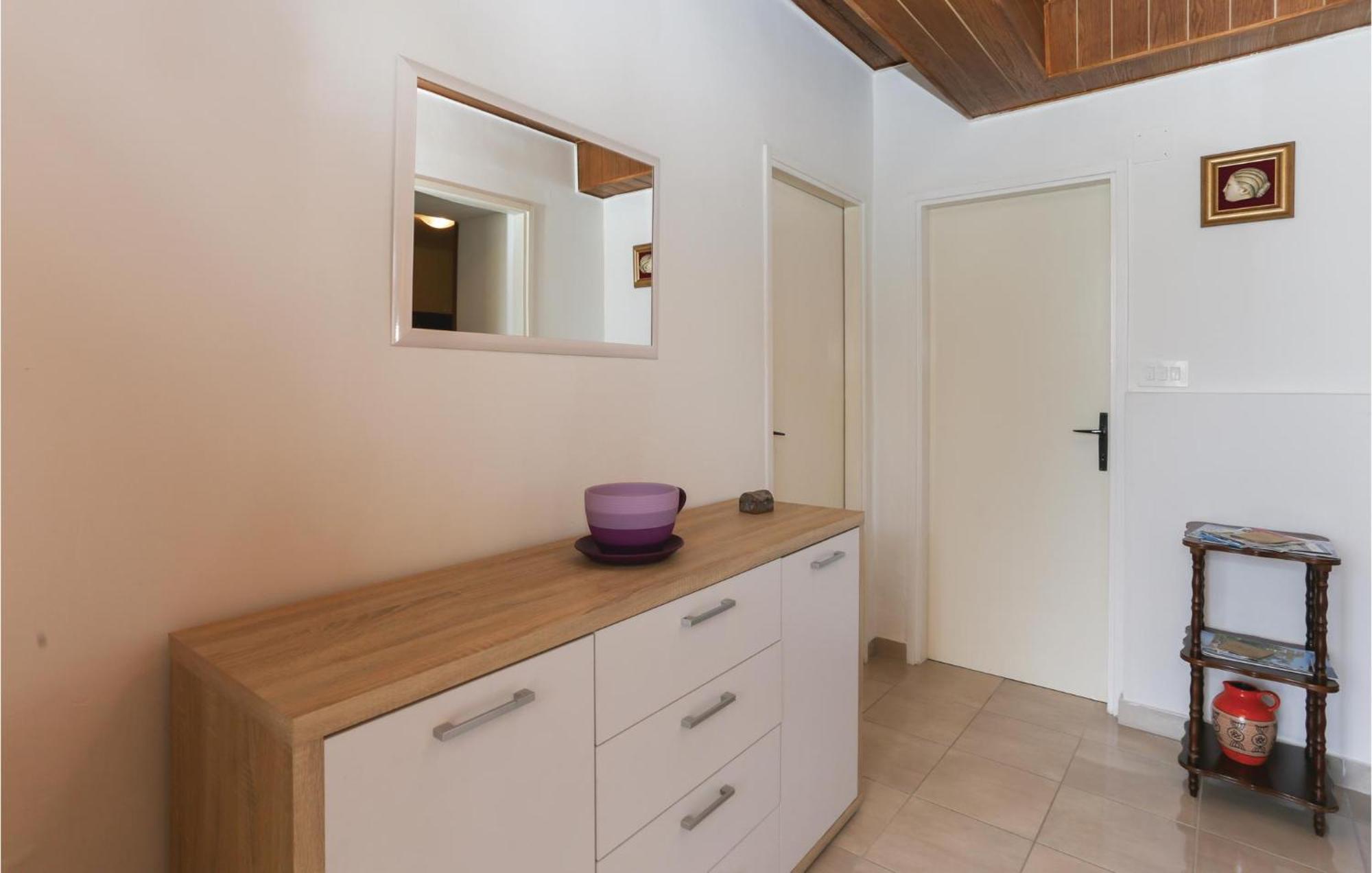 2 Bedroom Stunning Apartment In Kastel Kambelovac Kaštela Zewnętrze zdjęcie