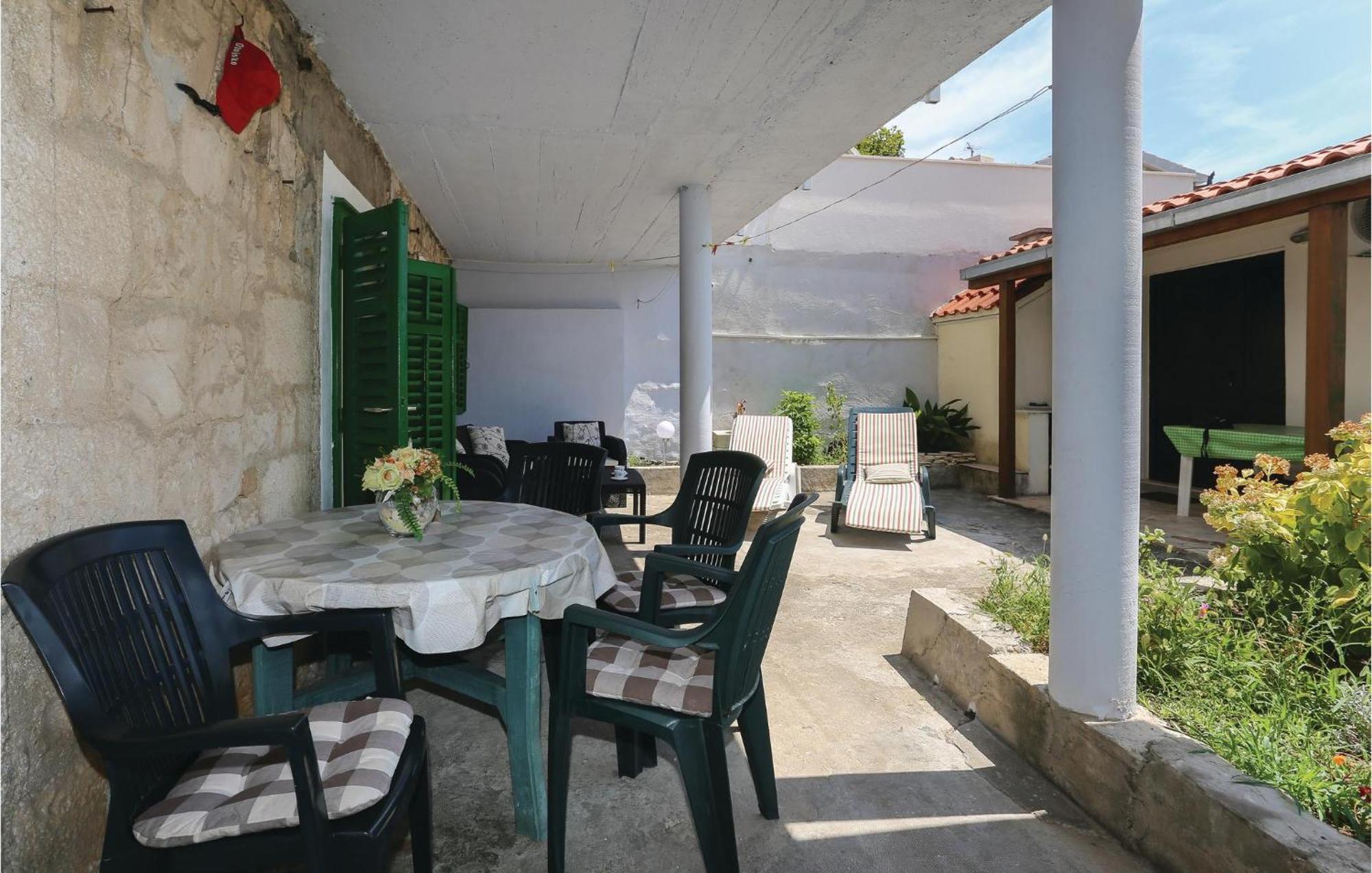2 Bedroom Stunning Apartment In Kastel Kambelovac Kaštela Zewnętrze zdjęcie